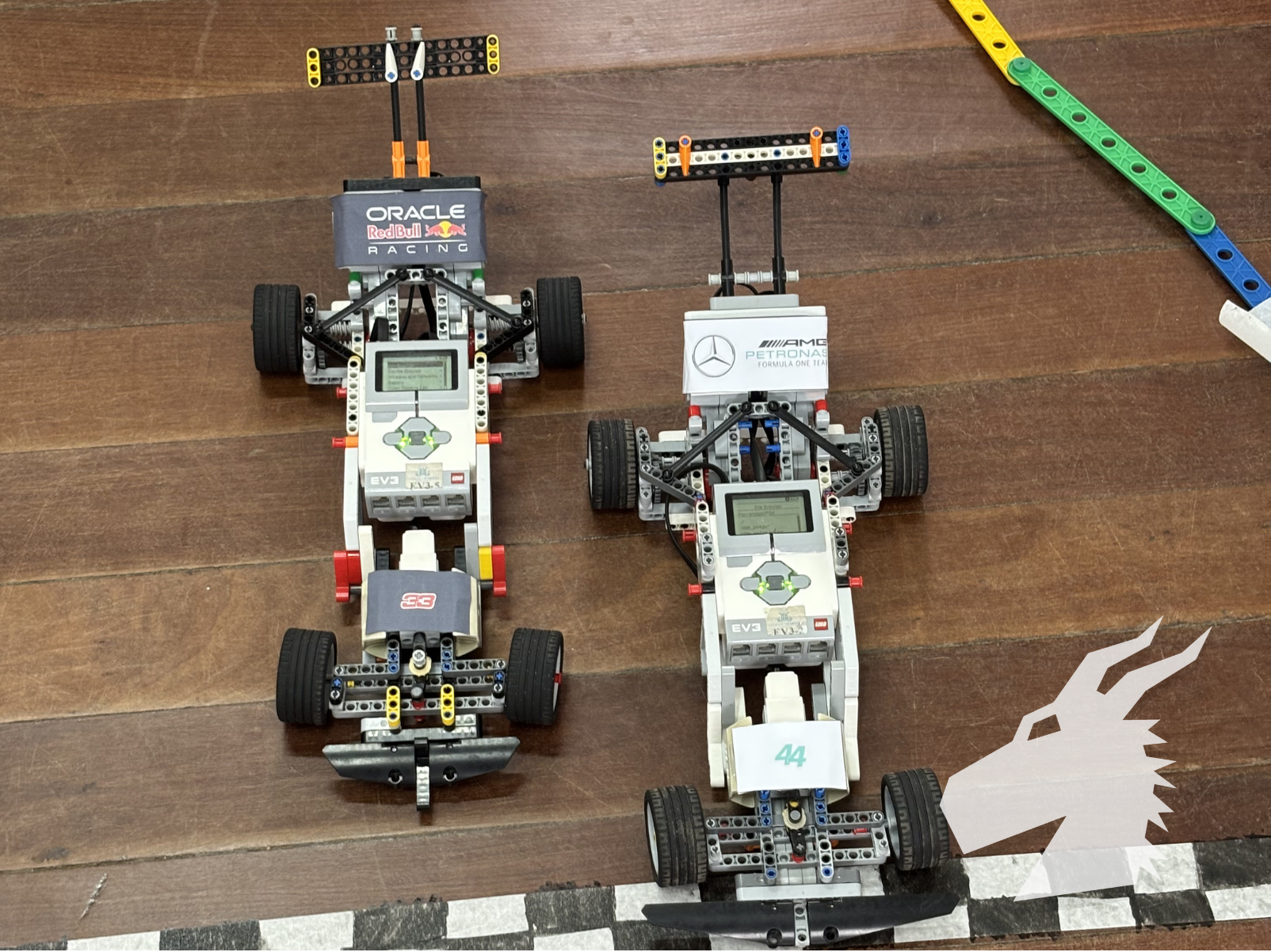 Robô de corrida em exposição mostrando a carenagem e os detalhes estruturais do projeto