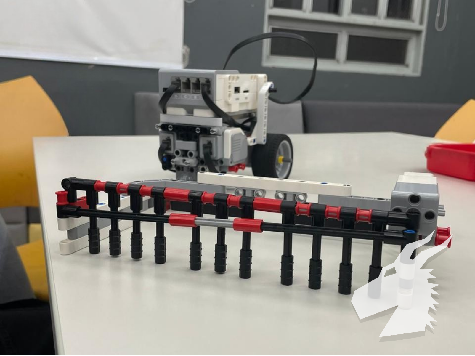 Detalhe mecânico do robô FMR2025 destacando a montagem e os mecanismos da base