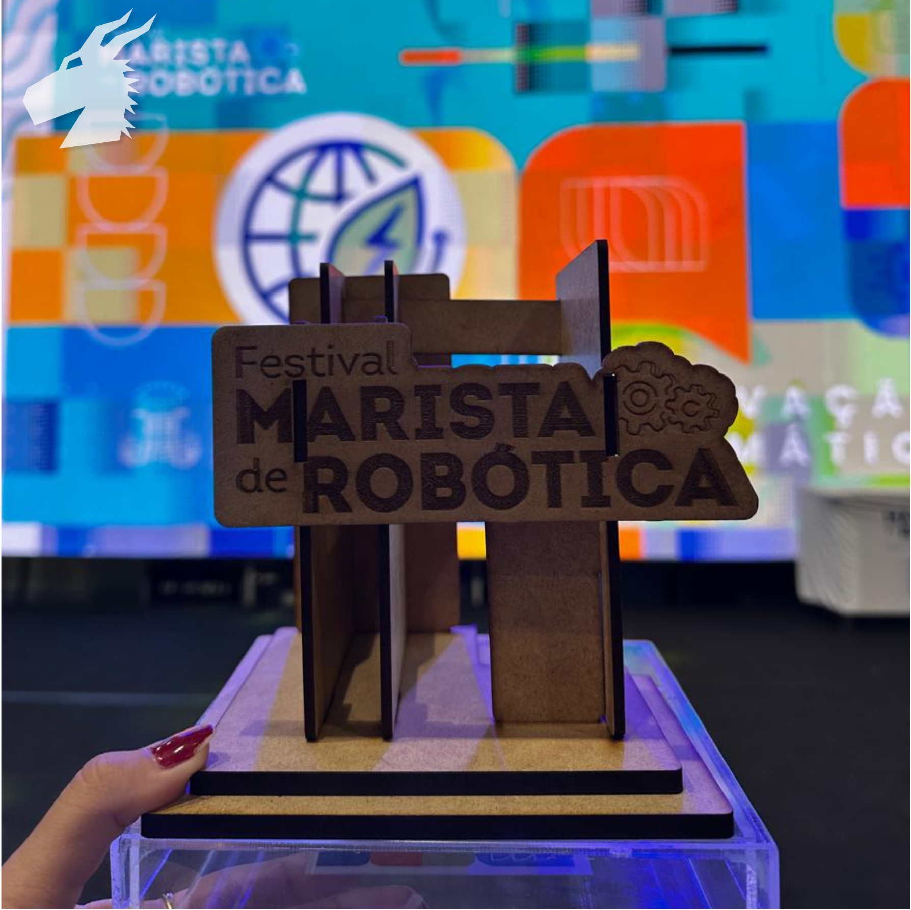 Troféu do Prêmio de Engenharia Avançado conquistado no Festival Marista de Robótica 2025